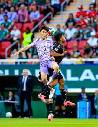 FIFA World Cup, WM, Weltmeisterschaft, Fussball 2026 MEXICO VS SOUTH KOREA FIFA WORLD CUP 2026 MEXICO VS SOUTH KOREA MEXICO VS SOUTH KOREA 18062026 GUADALAJARA, JALISCO. Action photo of HWANG Inbeom of South Korea (6) and Luis Romo (7) of Mexico, during Round 1 Group A game of the FIFA World Cup 2026, held at the Estadio Guadalajara at Guadalajara, Jalisco. . Foto de accion de HWANG Inbeom de Corea del Sur (6) y Luis Romo (7) de Mexico,, durante juego de Ronda 1 del Grupo A de la Copa del Mundo 2026 de la FIFA, celebrado en el Estadio Guadalajara en Guadalajara, Jalisco. PHOTO BY IMAGENSHOP AGENCIA FOTOGRAFICA GUADALAJARA JALISCO MEXICO