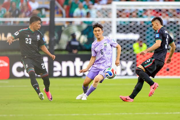 FIFA World Cup, WM, Weltmeisterschaft, Fussball 2026 MEXICO VS SOUTH KOREA FIFA WORLD CUP 2026 MEXICO VS SOUTH KOREA MEXICO VS SOUTH KOREA 18062026 GUADALAJARA, JALISCO. Action photo of HWANG Inbeom of South Korea (6) and Johan Vasquez (R) of Mexico, during Round 1 Group A game of the FIFA World Cup 2026, held at the Estadio Guadalajara at Guadalajara, Jalisco. . Foto de accion de HWANG Inbeom de Corea del Sur (6) y ohan Vasquez (D) de Mexico,, durante juego de Ronda 1 del Grupo A de la Copa del Mundo 2026 de la FIFA, celebrado en el Estadio Guadalajara en Guadalajara, Jalisco. PHOTO BY IMAGENSHOP AGENCIA FOTOGRAFICA GUADALAJARA JALISCO MEXICO