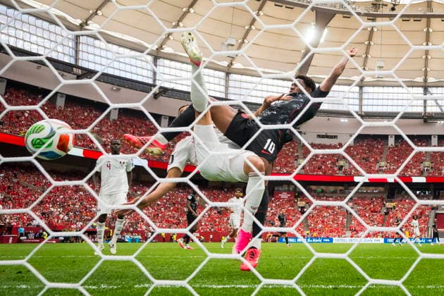 FIFA World Cup, WM, Weltmeisterschaft, Fussball 2026 - Group B - Canada vs Qatar Canada forward Jonathan David (R) outbattles Qatar defender Boualem Khoukhi (L) to score his second goal during the FIFA World Cup 2026 group stage match between Canada and Qatar in Vancouver, Canada, 18 June 2026. VANCOUVER Canada  Copyright: xBOBxFRIDx