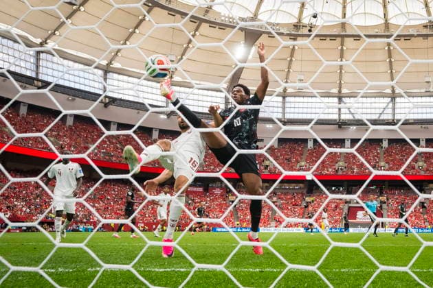 FIFA World Cup, WM, Weltmeisterschaft, Fussball 2026 - Group B - Canada vs Qatar Canada forward Jonathan David (R) outbattles Qatar defender Boualem Khoukhi (L) to score his second goal during the FIFA World Cup 2026 group stage match between Canada and Qatar in Vancouver, Canada, 18 June 2026. VANCOUVER Canada  Copyright: xBOBxFRIDx