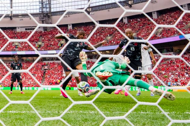 FIFA World Cup, WM, Weltmeisterschaft, Fussball 2026 - Group B - Canada vs Qatar Canada forward Cyle Larin (R) scores past Qatar goalkeeper Mahmud Abunada (L) as teammate Derek Cornelius (R) looks on during the FIFA World Cup 2026 group stage match between Canada and Qatar in Vancouver, Canada, 18 June 2026. VANCOUVER Canada  Copyright: xBOBxFRIDx