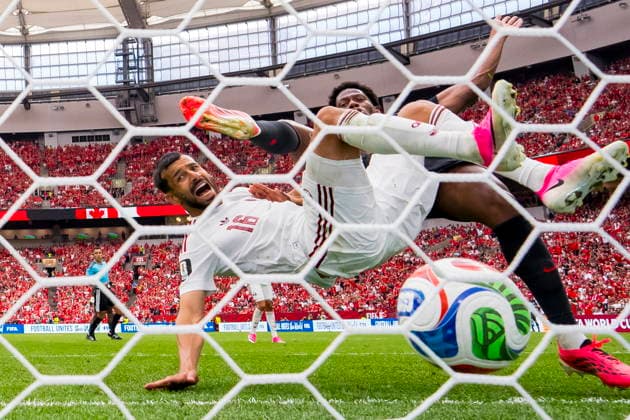 FIFA World Cup, WM, Weltmeisterschaft, Fussball 2026 - Group B - Canada vs Qatar Canada forward Jonathan David (R) outbattles Qatar defender Boualem Khoukhi (C) to score his second goal during the first half of the FIFA World Cup 2026 group stage match between Canada and Qatar in Vancouver, Canada, 18 June 2026. VANCOUVER Canada  Copyright: xBOBxFRIDx
