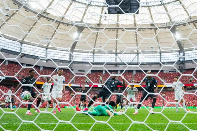 FIFA World Cup, WM, Weltmeisterschaft, Fussball 2026 - Group B - Canada vs Qatar Canada forward Cyle Larin (C) scores past Qatar goalkeeper Mahmud Abunada (below) as teammates Ali Ahmed and Derek Cornelius look on during the FIFA World Cup 2026 group stage match between Canada and Qatar in Vancouver, Canada, 18 June 2026. VANCOUVER Canada  Copyright: xBOBxFRIDx