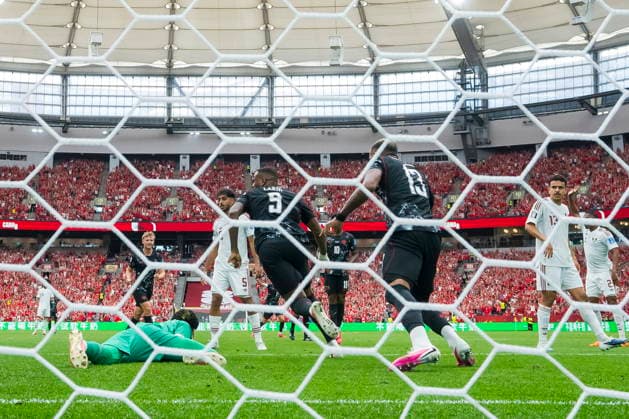 FIFA World Cup, WM, Weltmeisterschaft, Fussball 2026 - Group B - Canada vs Qatar Canada forward Cyle Larin celebrates with teammate Derek Cornelius after scoring against Qatar goalkeeper Mahmud Abunada during the FIFA World Cup 2026 group stage match between Canada and Qatar in Vancouver, Canada, 18 June 2026. VANCOUVER Canada  Copyright: xBOBxFRIDx