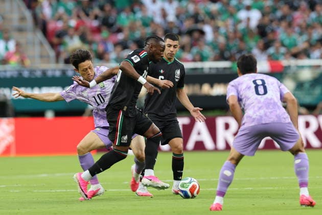 FIFA World Cup, WM, Weltmeisterschaft, Fussball 2026 - Group A - Mexico vs South Korea Julian Quinones (C) of Mexico vies for the ball with Lee Jae-sung of South Korea during a Group A match in the FIFA World Cup 2026 Mexico against South Korea at Akron Stadium in Guadalajara, Mexico, 18 June 2026. GUADALAJARA Mexico  Copyright: xAlexxCruzx