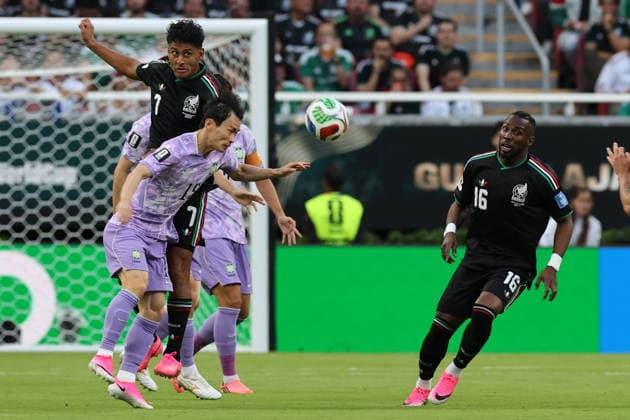 FIFA World Cup, WM, Weltmeisterschaft, Fussball 2026 - Group A - Mexico vs South Korea Julian Quinones (R) of Mexico vies for the ball with Kim Moon-hwan of South Korea during a Group A match in the FIFA World Cup 2026 Mexico against South Korea at Akron Stadium in Guadalajara, Mexico, 18 June 2026. GUADALAJARA Mexico  Copyright: xAlexxCruzx