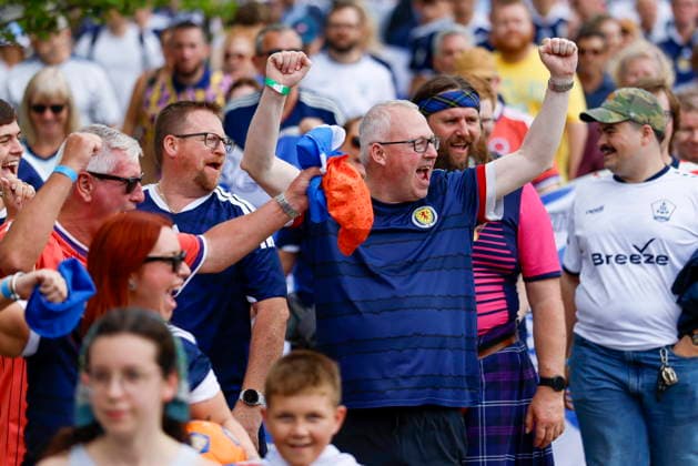 The Scotland fans Tartan Army march to support their team during the 2026 FIFA World Cup, WM, Weltmeisterschaft, Fussball Scotland fans cheer during the Tartan Army Downtown March in Providence, Rhode Island, USA, 18 June 2026. Scotland takes on Morocco in a Group C match 19 June at Boston Stadium. PROVIDENCE RHODE ISLAND USA  Copyright: xGREGxM.xCOOPERx