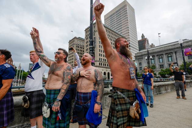 The Scotland fans Tartan Army march to support their team during the 2026 FIFA World Cup, WM, Weltmeisterschaft, Fussball Scotland fans cheer during the Tartan Army Downtown March in Providence, Rhode Island, USA, 18 June 2026. Scotland takes on Morocco in a Group C match 19 June at Boston Stadium. PROVIDENCE RHODE ISLAND USA  Copyright: xGREGxM.xCOOPERx