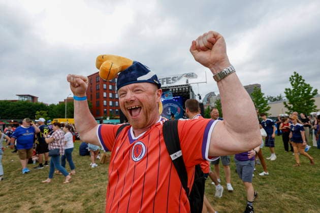 The Scotland fans Tartan Army march to support their team during the 2026 FIFA World Cup, WM, Weltmeisterschaft, Fussball Andy Rome of Glasgow cheers during the Tartan Army Downtown March in Providence, Rhode Island, USA, 18 June 2026. Scotland takes on Morocco in a Group C match 19 June at Boston Stadium. PROVIDENCE RHODE ISLAND USA  Copyright: xGREGxM.xCOOPERx