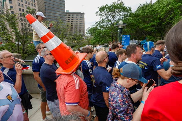 The Scotland fans Tartan Army march to support their team during the 2026 FIFA World Cup, WM, Weltmeisterschaft, Fussball Aiden McBryan of Glasgow wears a traffic cone during the Tartan Army Downtown March in Providence, Rhode Island, USA, 18 June 2026. Scotland takes on Morocco in a Group C match 19 June at Boston Stadium. PROVIDENCE RHODE ISLAND USA  Copyright: xGREGxM.xCOOPERx