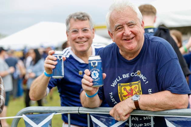 The Scotland fans Tartan Army march to support their team during the 2026 FIFA World Cup, WM, Weltmeisterschaft, Fussball Don Wahling (L) of Pennsylvania, and Lain May (R) of Edinburgh enjoy a beer after the Tartan Army Downtown March in Providence, Rhode Island, USA, 18 June 2026. Scotland takes on Morocco in a Group C match 19 June at Boston Stadium. PROVIDENCE RHODE ISLAND USA  Copyright: xGREGxM.xCOOPERx