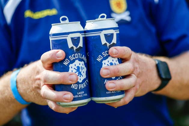 The Scotland fans Tartan Army march to support their team during the 2026 FIFA World Cup, WM, Weltmeisterschaft, Fussball A Scotland fans holds a collection of beer after the Tartan Army Downtown March in Providence, Rhode Island, USA, 18 June 2026. Scotland takes on Morocco in a Group C match 19 June at Boston Stadium. PROVIDENCE RHODE ISLAND USA  Copyright: xGREGxM.xCOOPERx