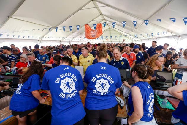The Scotland fans Tartan Army march to support their team during the 2026 FIFA World Cup, WM, Weltmeisterschaft, Fussball The beer tent is filled with Scotland fans after the Tartan Army Downtown March in Providence, Rhode Island, USA, 18 June 2026. Scotland takes on Morocco in a Group C match 19 June at Boston Stadium. PROVIDENCE RHODE ISLAND USA  Copyright: xGREGxM.xCOOPERx