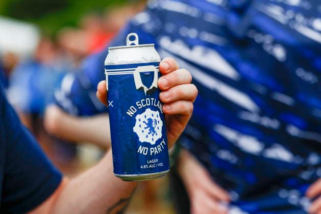 The Scotland fans Tartan Army march to support their team during the 2026 FIFA World Cup, WM, Weltmeisterschaft, Fussball A fan of Scotland holds a beer after the Tartan Army Downtown March in Providence, Rhode Island, USA, 18 June 2026. Scotland takes on Morocco in a Group C match 19 June at Boston Stadium. PROVIDENCE RHODE ISLAND USA  Copyright: xGREGxM.xCOOPERx