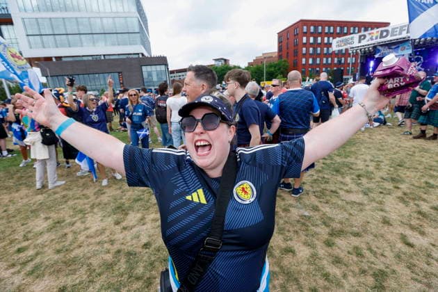 The Scotland fans Tartan Army march to support their team during the 2026 FIFA World Cup, WM, Weltmeisterschaft, Fussball A fan of Scotland cheers during the Tartan Army Downtown March in Providence, Rhode Island, USA, 18 June 2026. Scotland takes on Morocco in a Group C match 19 June at Boston Stadium. PROVIDENCE RHODE ISLAND USA  Copyright: xGREGxM.xCOOPERx