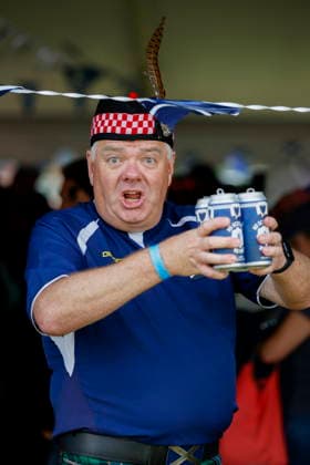 The Scotland fans Tartan Army march to support their team during the 2026 FIFA World Cup, WM, Weltmeisterschaft, Fussball A Scotland fan holds a collection of beer after the Tartan Army Downtown March in Providence, Rhode Island, USA, 18 June 2026. Scotland takes on Morocco in a Group C match 19 June at Boston Stadium. PROVIDENCE RHODE ISLAND USA  Copyright: xGREGxM.xCOOPERx