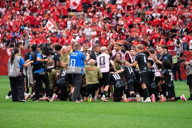 VANCOUVER, CANADA - JUNE 18: Team Canada huddle together after winning the FIFA World Cup, WM, Weltmeisterschaft, Fussball 2026 group stage match between Canada and Qatar at BC Place Vancouver Stadium on June 18, 2026 in Vancouver, British Columbia, Canada.  Copyright: xAmyxElle SPPx Sportspressphoto_SPR170211