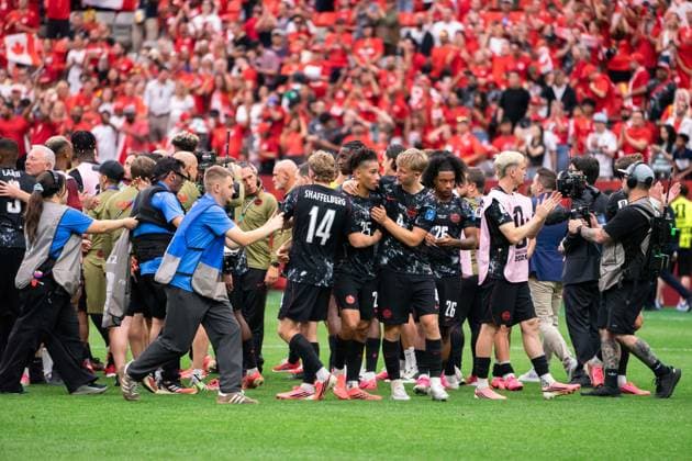 VANCOUVER, CANADA - JUNE 18: Nathan Saliba of Canada, Luc De Fougerolles of Canada and Jacob Shaffelburg of Canada hug after winning the FIFA World Cup, WM, Weltmeisterschaft, Fussball 2026 group stage match between Canada and Qatar at BC Place Vancouver Stadium on June 18, 2026 in Vancouver, British Columbia, Canada.  Copyright: xAmyxElle SPPx Sportspressphoto_SPR170214