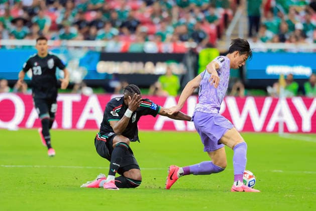 FIFA World Cup, WM, Weltmeisterschaft, Fussball 2026 MEXICO VS SOUTH KOREA FIFA WORLD CUP 2026 MEXICO VS SOUTH KOREA MEXICO VS SOUTH KOREA 18062026 GUADALAJARA, JALISCO. Action photo of Julian Quinones (16) of Mexico and LEE Hanbeom (2) of South Korea, during Round 1 Group A game of the FIFA World Cup 2026, held at the Estadio Guadalajara at Guadalajara, Jalisco. . Foto de accion de Julian Quinones (16) de Mexico y LEE Hanbeom (2) de Corea del Sur, durante juego de Ronda 1 del Grupo A de la Copa del Mundo 2026 de la FIFA, celebrado en el Estadio Guadalajara en Guadalajara, Jalisco. PHOTO BY IMAGENSHOP AGENCIA FOTOGRAFICA GUADALAJARA JALISCO MEXICO