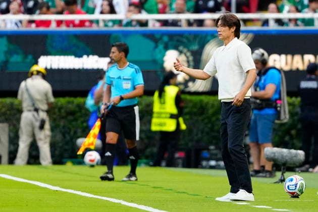 FIFA World Cup, WM, Weltmeisterschaft, Fussball 2026 - Group A - Mexico vs South Korea South Korea s head coach, Hong Myung-bo, leads during a Group A match in the FIFA World Cup 2026 Mexico against South Korea at Akron Stadium in Guadalajara, Mexico, 18 June 2026. GUADALAJARA Mexico  Copyright: xFranciscoxGuascox