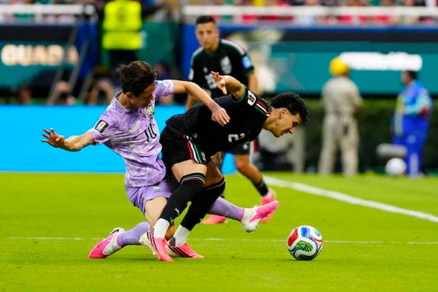 FIFA World Cup, WM, Weltmeisterschaft, Fussball 2026 - Group A - Mexico vs South Korea Jorge Sanchez (R) of Mexico vies for the ball with Lee Jae-sung (L) of South Korea during a Group A match in the FIFA World Cup 2026 Mexico against South Korea at Akron Stadium in Guadalajara, Mexico, 18 June 2026. GUADALAJARA Mexico  Copyright: xFranciscoxGuascox