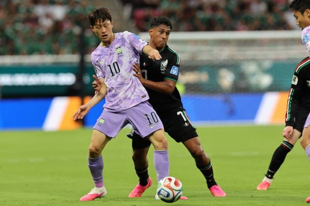 FIFA World Cup, WM, Weltmeisterschaft, Fussball 2026 - Group A - Mexico vs South Korea Luis Romo (Back) of Mexico vies for the ball with Lee Jae-sung of South Korea during a Group A match in the FIFA World Cup 2026 Mexico against South Korea at Akron Stadium in Guadalajara, Mexico, 18 June 2026. GUADALAJARA Mexico  Copyright: xAlexxCruzx