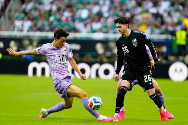 FIFA World Cup, WM, Weltmeisterschaft, Fussball 2026 - Group A - Mexico vs South Korea Brian Gutierrez (R) of Mexico vies for the ball with Lee Jae-sung (L) of South Korea during a Group A match in the FIFA World Cup 2026 Mexico against South Korea at Akron Stadium in Guadalajara, Mexico, 18 June 2026. GUADALAJARA Mexico  Copyright: xFranciscoxGuascox
