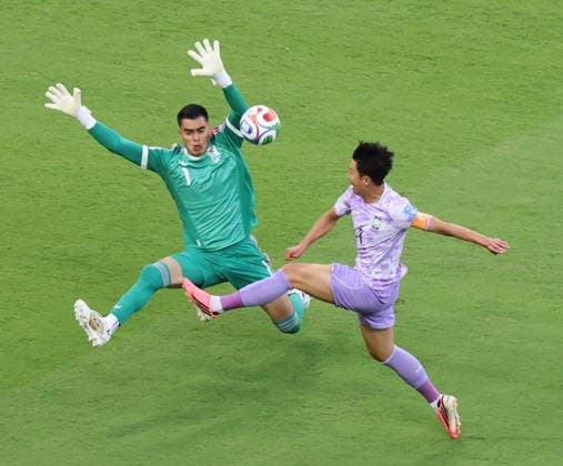 FIFA World Cup, WM, Weltmeisterschaft, Fussball 2026 - Group A - Mexico vs South Korea South Korea s Son Heung-min (R) attempts to lob Mexico s goalkeeper Raul Rangel during the first half of their FIFA World Cup Group A soccer match in Zapopan, Mexico, 18 June 2026. ZAPOPAN Mexico  Copyright: xYONHAPx