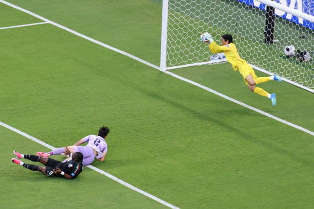 FIFA World Cup, WM, Weltmeisterschaft, Fussball 2026 - Group A - Mexico vs South Korea South Korea goalkeeper Kim Seung-gyu saves a shot from Mexico s Julian Quinones (L) during the first half of their FIFA World Cup Group A soccer match in Zapopan, Mexico, 18 June 2026. ZAPOPAN Mexico  Copyright: xYONHAPx