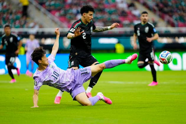 FIFA World Cup, WM, Weltmeisterschaft, Fussball 2026 - Group A - Mexico vs South Korea Jorge Sanchez (R) of Mexico vies for the ball with Lee Jae-sung (L) of South Korea during a Group A match in the FIFA World Cup 2026 Mexico against South Korea at Akron Stadium in Guadalajara, Mexico, 18 June 2026. GUADALAJARA Mexico  Copyright: xFranciscoxGuascox