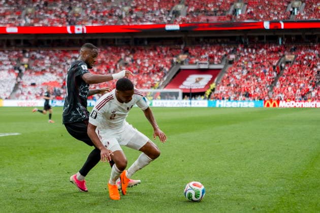 FIFA World Cup, WM, Weltmeisterschaft, Fussball 2026 - Group B - Canada vs Qatar Canada forward Cyle Larin (L) battles with Qatar defender Ro-Ro (R) in the second half of the FIFA World Cup 2026 group stage match between Canada and Qatar in Vancouver, Canada, 18 June 2026. VANCOUVER Canada  Copyright: xBOBxFRIDx
