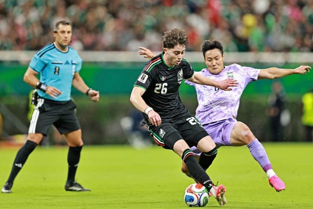 June 18, 2026, Guadalajara, Jalisco, Mexico: Brian Gutierrez of Mexico battles for possession ball with Paik Seung-ho of Korea Republic during the match between Mexico and Korea Republic for the 2st round of the group A of the FIFA World Cup, WM, Weltmeisterschaft, Fussball 2026, at Guadalajara Stadium, in Guadalajara, Mexico on June 18, 2026. Photo: DiaEsportivo Guadalajara Mexico - ZUMAh208 20260618_zsp_h208_041 Copyright: xHeulerxAndreyx