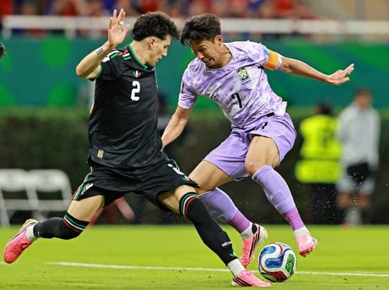 June 18, 2026, Guadalajara, Jalisco, Mexico: Jorge Sanchez of Mexico battles for possession ball with Son Heung-min of Korea Republic during the match between Mexico and Korea Republic for the 2st round of the group A of the FIFA World Cup, WM, Weltmeisterschaft, Fussball 2026, at Guadalajara Stadium, in Guadalajara, Mexico on June 18, 2026. Photo: DiaEsportivo Guadalajara Mexico - ZUMAh208 20260618_zsp_h208_045 Copyright: xHeulerxAndreyx