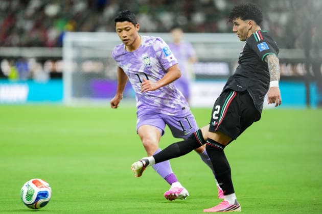 Jorge Sanchez of Mexico (R) passes the ball under pressure from Hwang Hee-Chan of Korea Republic (L) during a FIFA Men’s World Cup 2026 Group Stage football match between Mexico and South Korea at Guadalajara Stadium, in Guadalajara on June 18th 2026 (Photo by Alexandra Fechete SPP)  Copyright: xAlexandraxFechete SPPx Sportspressphoto_SPR170238