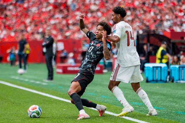 FIFA World Cup, WM, Weltmeisterschaft, Fussball 2026 - Group B - Canada vs Qatar Canada midfielder Tajon Buchanan (L) battles with Qatar defender Homam Ahmed (R) in the first half of the FIFA World Cup 2026 group stage match between Canada and Qatar in Vancouver, Canada, 18 June 2026. VANCOUVER Canada  Copyright: xBOBxFRIDx