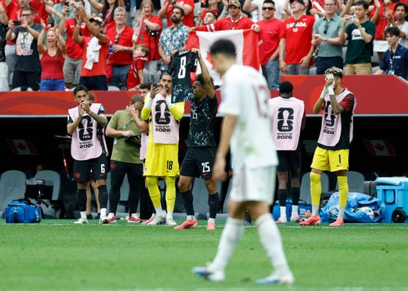 June 18, 2026, Vancouver, British Columbia, Canada: Nathan Saliba of Canada celebrates the 4-0 lead while holding up the shirt of the injured Ismael Kone of Canada during the FIFA World Cup, WM, Weltmeisterschaft, Fussball 2026 Group B match between Canada and Qatar at BC Place Vancouver. Vancouver Canada - ZUMAc132 20260618_fap_c132_013 Copyright: xAndrewxChinx