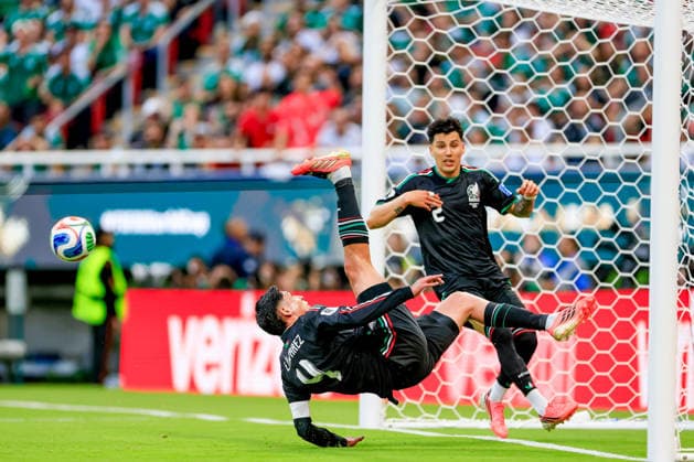 FIFA World Cup, WM, Weltmeisterschaft, Fussball 2026 MEXICO VS SOUTH KOREA FIFA WORLD CUP 2026 MEXICO VS SOUTH KOREA MEXICO VS SOUTH KOREA 18062026 GUADALAJARA, JALISCO. Action photo of Edson Alvarez (L) of Mexico, during Round 1 Group A game of the FIFA World Cup 2026, held at the Estadio Guadalajara at Guadalajara, Jalisco. . Foto de accion de Edson Alvarez (I) de Mexico durante juego de Ronda 1 del Grupo A de la Copa del Mundo 2026 de la FIFA, celebrado en el Estadio Guadalajara en Guadalajara, Jalisco. PHOTO BY IMAGENSHOP AGENCIA FOTOGRAFICA GUADALAJARA JALISCO MEXICO