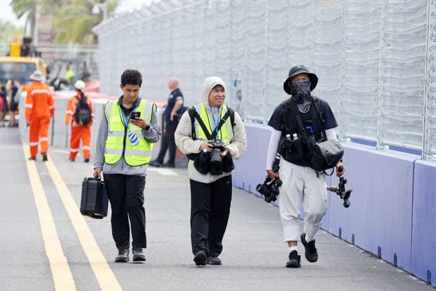 Drei chinesische Videografen in Sonnenschutzlkeinung gehüllt während der Streckenbesichtigung, Sanya E-Prix, China, 19.06.2026, Hainan Insel, China, FIA Formel E Weltmeisterschaft Saison 12, Vorbereitung,