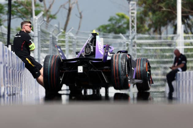 Nico Muellers Porsche 99x Eletric steht auf einem Rollboard vor der technischen Abnahme und verschwimmt durch die Hitze zum Asphalt, Sanya E-Prix, China, 19.06.2026, Hainan Insel, China, FIA Formel E Weltmeisterschaft Saison 12, Hitze flimern, leicht unscharf