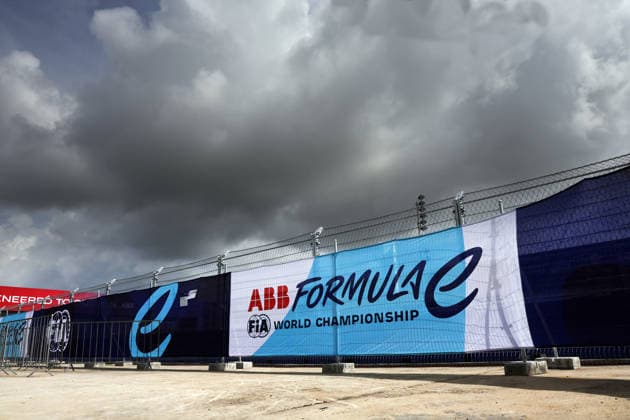 Dunkle Wolken über einem FE Werbebanner am Eingang, Sanya E-Prix, China, 19.06.2026, Hainan Insel, China, FIA Formel E Weltmeisterschaft Saison 12,