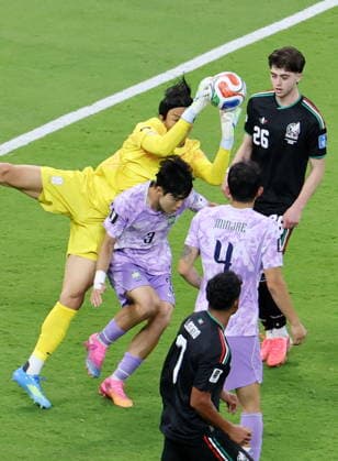 FIFA World Cup, WM, Weltmeisterschaft, Fussball 2026 - Group A - Mexico vs South Korea South Korea goalkeeper Kim Seung-gyu (L) collides with his teammate Lee Gi-hyuk (2-L) before Mexico s Luis Romo (bottom) scores the opening goal during the second half of the World Cup Group A soccer match between Mexico and South Korea at Estadio Guadalajara in Zapopan, Mexico, 18 June 2026. Zapopan Mexico  Copyright: xYONHAPx
