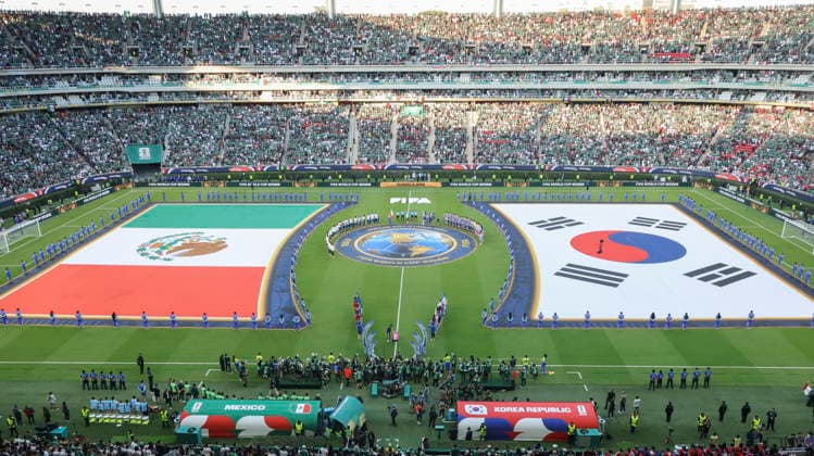 FIFA World Cup, WM, Weltmeisterschaft, Fussball 2026 - Group A - Mexico vs South Korea Players of South Korea and Mexico stand around the center circle on the pitch ahead of the World Cup Group A soccer match between Mexico and South Korea at Estadio Guadalajara in Zapopan, Mexico, 18 June 2026. Zapopan Mexico  Copyright: xYONHAPx
