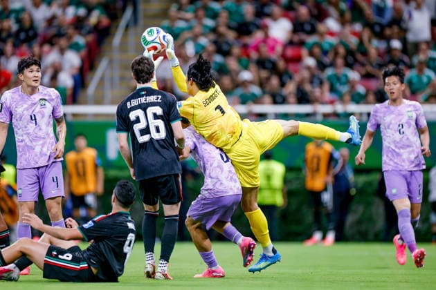 FIFA World Cup, WM, Weltmeisterschaft, Fussball 2026 MEXICO VS SOUTH KOREA FIFA WORLD CUP 2026 MEXICO VS SOUTH KOREA MEXICO VS SOUTH KOREA 18062026 GUADALAJARA, JALISCO. Action photo of Brian Gutierrez (26) of Mexico and KIM Seunggyu (1) of South Korea, during Round 1 Group A game of the FIFA World Cup 2026, held at the Estadio Guadalajara at Guadalajara, Jalisco. . Foto de accion de Brian Gutierrez (26) de Mexico y KIM Seunggyu (1) de Corea del Sur, durante juego de Ronda 1 del Grupo A de la Copa del Mundo 2026 de la FIFA, celebrado en el Estadio Guadalajara en Guadalajara, Jalisco. PHOTO BY IMAGENSHOP AGENCIA FOTOGRAFICA GUADALAJARA JALISCO MEXICO *** FIFA WORLD CUP 2026 MEXICO VS SOUTH KOREA FIFA WORLD CUP 2026 MEXICO VS SOUTH KOREA MEXICO VS SOUTH KOREA 06 18 2026 GUADALAJARA, JALISCO Action photo of Brian Gutierrez (No. 26) of Mexico and Kim Seung-gyu (No. 1) of South Korea during the Round 1 Group A match of the 2026 FIFA World Cup, held at the Estadio Guadalajara in Guadalajara, Jalisco Action photo of Brian Gutierrez 26 of Mexico and KIM Seunggyu 1 of South Korea, during a Round 1 Group A match of the 2026 FIFA World Cup, held at the Estadio Guadalajara in Guadalajara, Jalisco. PHOTO BY IMAGENSHOP PHOTO AGENCY GUADALAJARA, JALISCO, MEXICO,detected_source_language Copyright: xJORGExREYESx