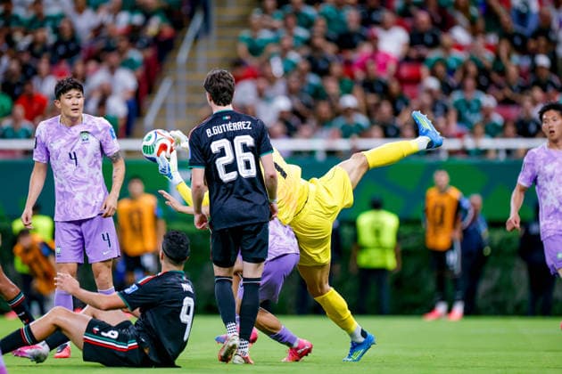 FIFA World Cup, WM, Weltmeisterschaft, Fussball 2026 MEXICO VS SOUTH KOREA FIFA WORLD CUP 2026 MEXICO VS SOUTH KOREA MEXICO VS SOUTH KOREA 18062026 GUADALAJARA, JALISCO. Action photo of Brian Gutierrez (26) of Mexico and KIM Seunggyu (1) of South Korea, during Round 1 Group A game of the FIFA World Cup 2026, held at the Estadio Guadalajara at Guadalajara, Jalisco. . Foto de accion de Brian Gutierrez (26) de Mexico y KIM Seunggyu (1) de Corea del Sur, durante juego de Ronda 1 del Grupo A de la Copa del Mundo 2026 de la FIFA, celebrado en el Estadio Guadalajara en Guadalajara, Jalisco. PHOTO BY IMAGENSHOP AGENCIA FOTOGRAFICA GUADALAJARA JALISCO MEXICO
