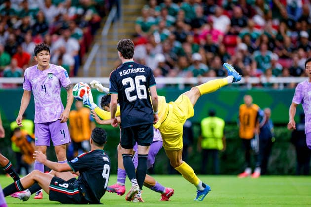 FIFA World Cup, WM, Weltmeisterschaft, Fussball 2026 MEXICO VS SOUTH KOREA FIFA WORLD CUP 2026 MEXICO VS SOUTH KOREA MEXICO VS SOUTH KOREA 18062026 GUADALAJARA, JALISCO. Action photo of Brian Gutierrez (26) of Mexico and KIM Seunggyu (1) of South Korea, during Round 1 Group A game of the FIFA World Cup 2026, held at the Estadio Guadalajara at Guadalajara, Jalisco. . Foto de accion de Brian Gutierrez (26) de Mexico y KIM Seunggyu (1) de Corea del Sur, durante juego de Ronda 1 del Grupo A de la Copa del Mundo 2026 de la FIFA, celebrado en el Estadio Guadalajara en Guadalajara, Jalisco. PHOTO BY IMAGENSHOP AGENCIA FOTOGRAFICA GUADALAJARA JALISCO MEXICO