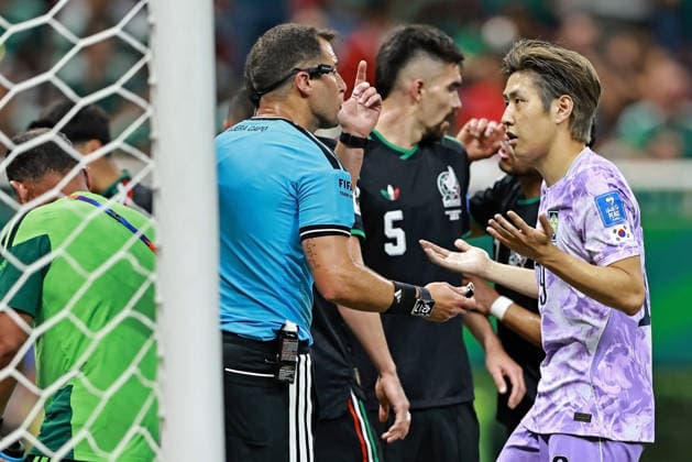 June 18, 2026, Guadalajara, Jalisco, Mexico: Lee Kang-in of Korea Republic complain to the Uruguayan FIFA referee Gustavo Tejera during the match between Mexico and Korea Republic for the 2st round of the group A of the FIFA World Cup, WM, Weltmeisterschaft, Fussball 2026, at Guadalajara Stadium, in Guadalajara, Mexico on June 18, 2026. Photo: DiaEsportivo Guadalajara Mexico - ZUMAh208 20260618_zsp_h208_067 Copyright: xHeulerxAndreyx