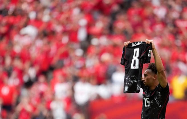 (260619) -- VANCOUVER, June 19, 2026 -- Nathan Saliba of Canada holds up the shirt of injured player Ismael Kone as he celebrates his goal during the group B match between Canada and Qatar at the 2026 FIFA World Cup, WM, Weltmeisterschaft, Fussball at BC Place Vancouver in Vancouver, Canada, June 18, 2026. ) (SP)CANADA-VANCOUVER-FOOTBALL-FIFA WORLD CUP-GROUP B-CAN VS QAT MengxYongmin 