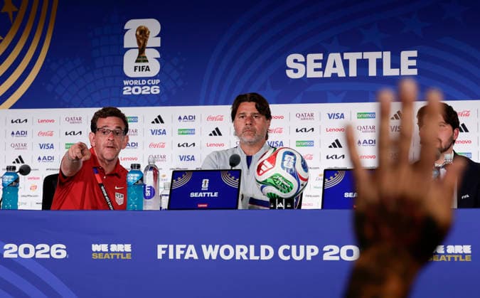 (260619) -- SEATTLE, June 19, 2026 -- Mauricio Pochettino (C), head coach of the United States, attends a press conference, PK, Pressekonferenz ahead of a group D match between the United States and Australia at the 2026 FIFA World Cup, WM, Weltmeisterschaft, Fussball in Seattle, the United States, June 18, 2026. (Photo by Xinhua) (SP)U.S.-SEATTLE-FOOTBALL-FIFA WORLD CUP-PRESS CONFERENCE-USA ArthurxDong 