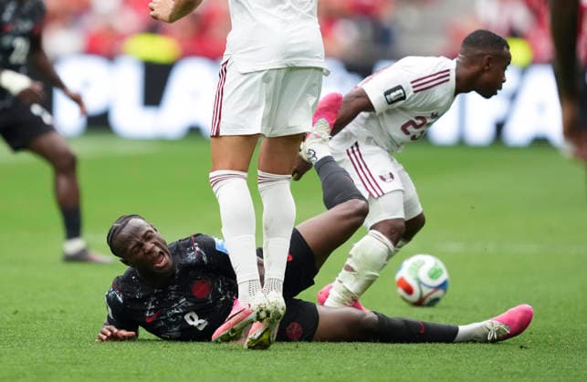 (260619) -- VANCOUVER, June 19, 2026 -- Ismael Kone (L) of Canada falls down while competing with Assim Madibo of Qatar during the group B match between Canada and Qatar at the 2026 FIFA World Cup, WM, Weltmeisterschaft, Fussball at BC Place Vancouver in Vancouver, Canada, June 18, 2026. ) (SP)CANADA-VANCOUVER-FOOTBALL-FIFA WORLD CUP-GROUP B-CAN VS QAT MengxYongmin 