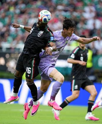 (260619) -- GUADALAJARA, June 19, 2026 -- Julian Quinones (L) of Mexico fights for a head ball with Lee Han-beom of South Korea during a group A match between Mexico and South Korea at the 2026 FIFA World Cup, WM, Weltmeisterschaft, Fussball at Guadalajara Stadium in Guadalajara, Mexico, June 18, 2026. (Photo by Xinhua) (SP)MEXICO-GUADALAJARA-FOOTBALL-FIFA WORLD CUP-GROUP A-MEX VS KOR MartinxZabala 